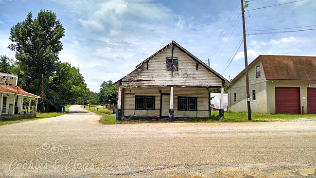 Rural roads in the state of Alabama, just outside Montgomery – Old ghost town buildings #Travel #Photography