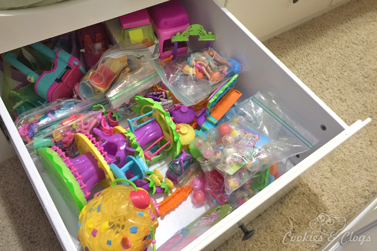 Family Organization Tips | Home | Frugal | Once in a while you need to go through things, organize them, and toss what you don’t need. This changes with kids and their loads and loads of toys! See how to declutter using Close5.