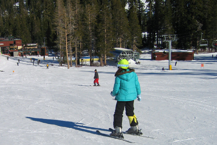 Cookies & Clogs | With temperatures dropping, soon it will be time to play in the snow. Use these expert safety and injury prevention tips for your upcoming travel plans as you enjoy winter activities for families. See tips about skiing with kids, sledding with kids, and frostbit prevention.